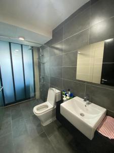 努沙再也GS home的浴室配有白色水槽和卫生间。