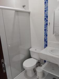 伯迪亚哥Recanto Vista Mar的白色的浴室设有卫生间和水槽。