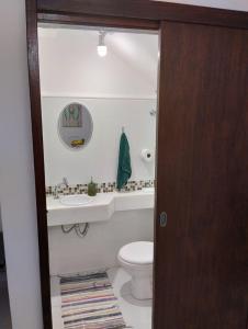 伯迪亚哥Recanto Vista Mar的一间带卫生间、水槽和镜子的浴室