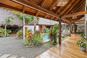 阿维拉纳海滩Villa Ave del Paraíso的一个带游泳池和房子的户外庭院