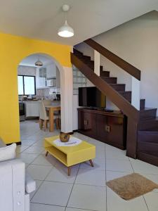 萨尔瓦多Vilage Taipan 02 - Praia Stella Maris的客厅设有楼梯和黄色桌子