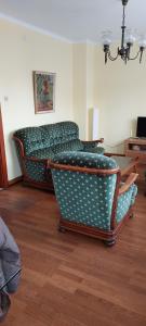 斯特拉斯堡Ducs d'Alsace的客厅配有两把椅子和一张沙发