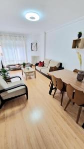阿尔巴塞特Apartamento ZONA的客厅配有桌子和沙发