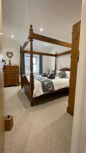 HawesQuarry Cottage near Hawes, Yorkshire Dales, Pet free的一间卧室,卧室内配有一张木床