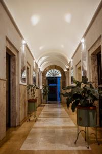 蒂沃利Al Catillo的走廊设有瓷砖地板和蓝色门
