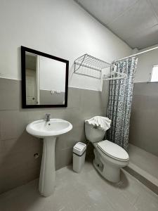 圣卡塔利娜岛Sunset Catalina的一间带水槽、卫生间和镜子的浴室