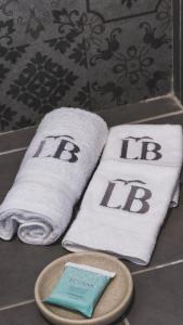 松索纳特Lali Beach Hotel Boutique的浴室柜台上备有两条毛巾