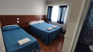 里奥加耶戈斯Laguna Azul的酒店客房设有两张床和窗户。