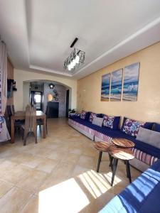 卡博尼格洛Lilacs Garden Cabo Negro Piscines WiFi -only family的客厅配有沙发和桌子