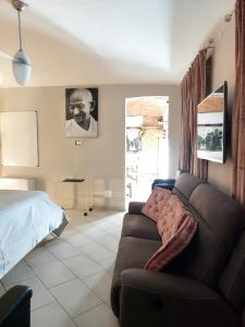 菲亚诺Dimora Rosso 27的客厅配有沙发和1张床