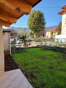 菲亚诺Dimora Rosso 27的后院,带围栏和绿草的院子