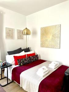 罗马Gemelli-San Pietro-Trastevere-casa con posto auto的一间卧室配有红色和白色床单