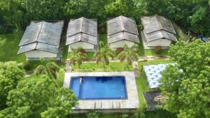 达瓦拉维Jungle Paradise的享有带游泳池的房屋的空中景致