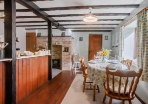 SwimbridgeGranary Cottage的厨房以及带桌椅的用餐室。