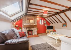 SwimbridgeGranary Cottage的带沙发和壁炉的客厅