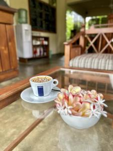 达瓦拉维Jungle Paradise的桌上的咖啡和一碗水果
