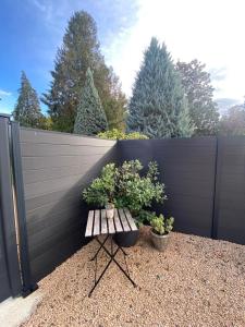 蒙布里松A LA BELLE ETOILE的围栏旁两盆植物的长凳