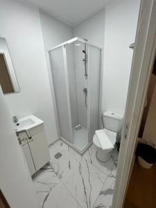 奥埃拉斯Large double room 2 with en-suite bathroom and Belcony的带淋浴和卫生间的白色浴室