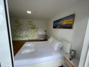 奥埃拉斯Large double room 2 with en-suite bathroom and Belcony的卧室配有一张白色床,墙上挂有绘画作品