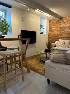 斯塔万格A Place To Stay Stavanger, apartment 1的客厅配有桌子和沙发