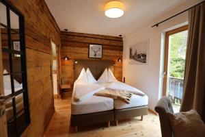 巴德小基希海姆卢娜其尔豪夫旅馆加公寓的一间卧室配有一张木墙床