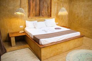 南威Zanzigo的一间卧室配有一张木架床