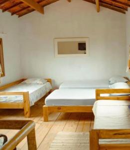 帕尔梅拉斯Blue House Vale do Capão的一间卧室配有两张床和一张桌子及椅子