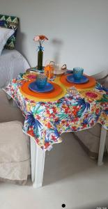 帕尔梅拉斯Blue House Vale do Capão的上面有两个盘子的桌子