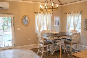 Golden GroveThe Nest Villa, A Dream Escape for the entire family的一间带木桌和椅子的用餐室