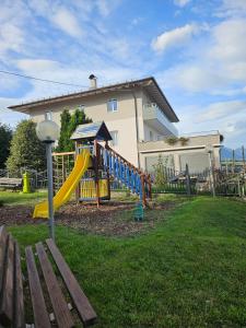 TassulloCinzia Dolomiti del Brenta的房屋前的游乐场,带滑梯