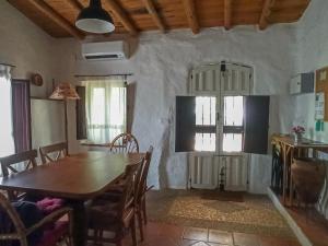 阿拉哈尔El Lucero的厨房以及带桌椅的用餐室。