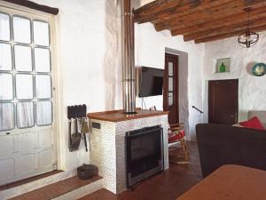 阿拉哈尔El Lucero的客厅设有壁炉和电视。