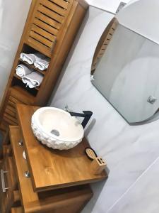 哥西尔P'ti Paradise的一间带水槽和镜子的浴室