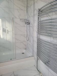 KingsthorpeAbakwa House的带淋浴和浴缸的白色浴室
