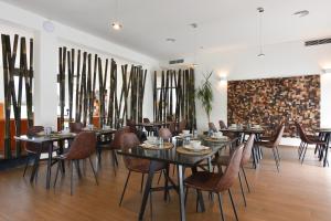 麦奥尔卡Quinta d'Anta- Hotel Rural的餐厅设有桌椅和一扇窗户