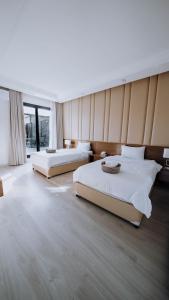 八田Hattah Palace View的大型客房设有2张床和大窗户。