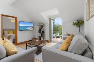 托基Stunning Sea View Whole Home In Torbay Close To Beach的客厅配有两张沙发和一张桌子