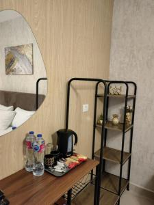 赫尔格达Cordoba suites Penthouse with private open air Jacuzzi的一间设有一张桌子、镜子和架子的房间