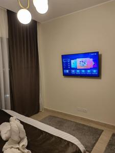 赫尔格达Cordoba suites Penthouse with private open air Jacuzzi的卧室设有壁挂式电视和床。