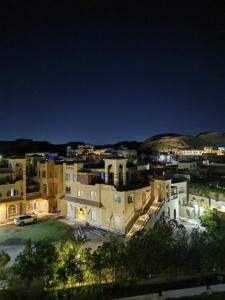 赫尔格达Cordoba suites Penthouse with private open air Jacuzzi的夜晚的城市景观