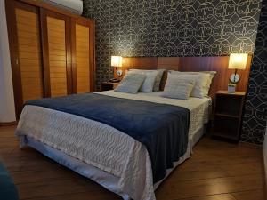 圣保罗São Paulo Mercure Moema Times Square - Flat DIAMOND的一间卧室配有一张带蓝色毯子的大床
