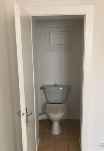 普兰凡Domaine La Bonne Dame I, au coeur des Vosges的一间位于客房内的白色卫生间的浴室