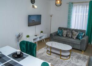 基苏木Tina's 1 BR Apartment with Fast Wi-Fi, Parking and Netflix - Kisumu的带沙发和电视的客厅