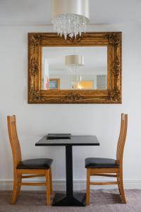 科克The Landmark的一张桌子、两把椅子和镜子