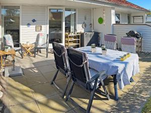 艾勒斯克宾Holiday home Ærøskøbing XI的天井上摆放着桌椅