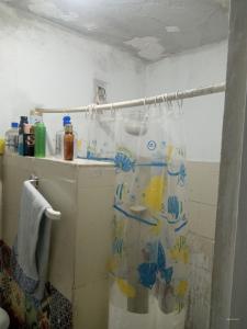 里约热内卢Rocinha House的浴室设有淋浴帘,上面有鱼