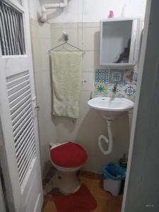 里约热内卢Rocinha House的一间带卫生间和水槽的小浴室