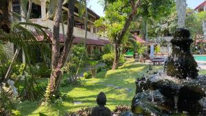 库塔巴厘岛桑迪度假酒店的房屋院子中的雕像