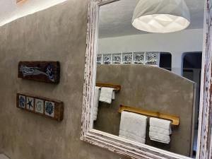 布希奥斯Oca House的浴室内的镜子,里面装有毛巾