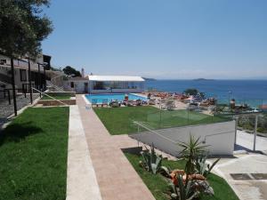 斯基亚索斯镇瑞丽酒店的一个带游泳池和海洋的度假胜地